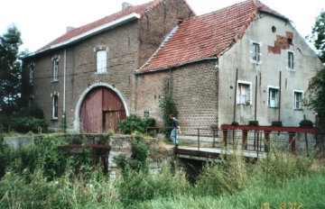 Kleine Molen Overlaar voor restauratie. Foto Robert Van Ryckeghem (2002).jpg